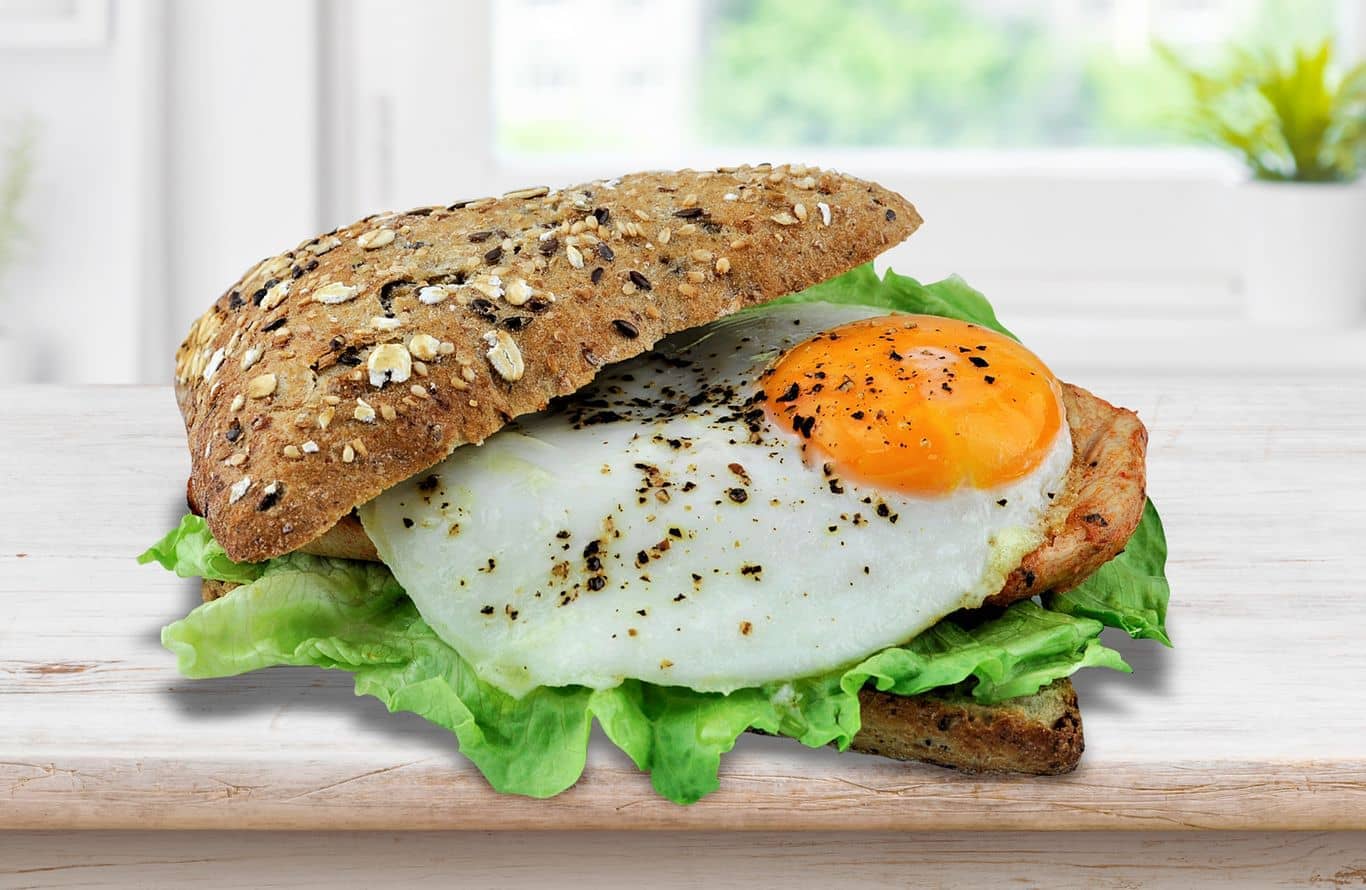 Sandwich mit gegrilltem Hühnchen und Ei